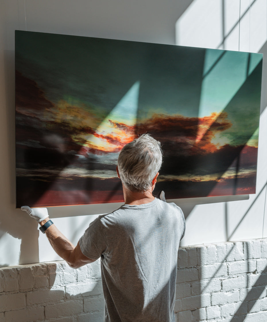 Installation d’un tableau pour l’exposition d’Étienne Saint-Amant à la galerie d’art Turbine 240 à Magog