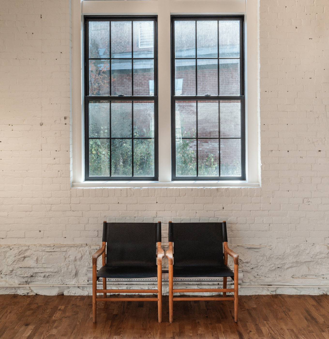 2 chaises à l'intérieur de la galerie d’art contemporaine Turbine 240 à Magog