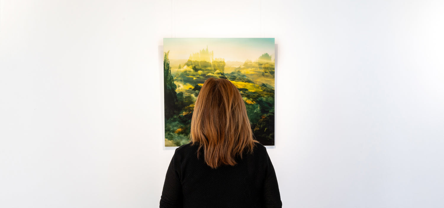 Visiteuse devant l’œuvre Atmosphère d’Étienne Saint-Amant