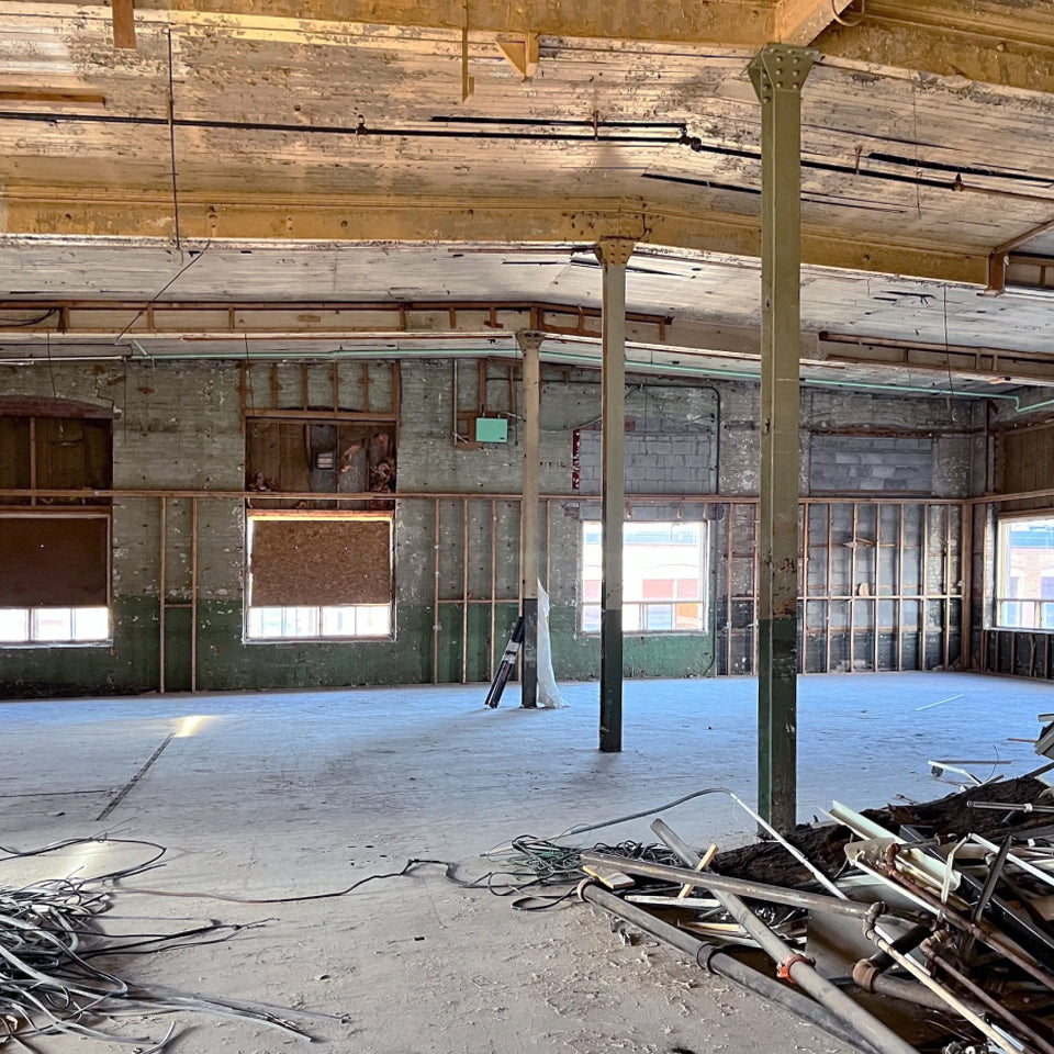 Photo intérieure du chantier de l’usine CS Brooks à Magog, en cours de transformation
