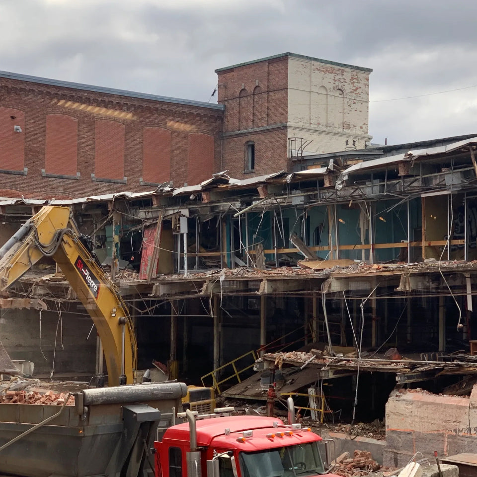 Vue extérieure du chantier de l’usine CS Brooks à Magog lors de sa transformation en galerie d'art