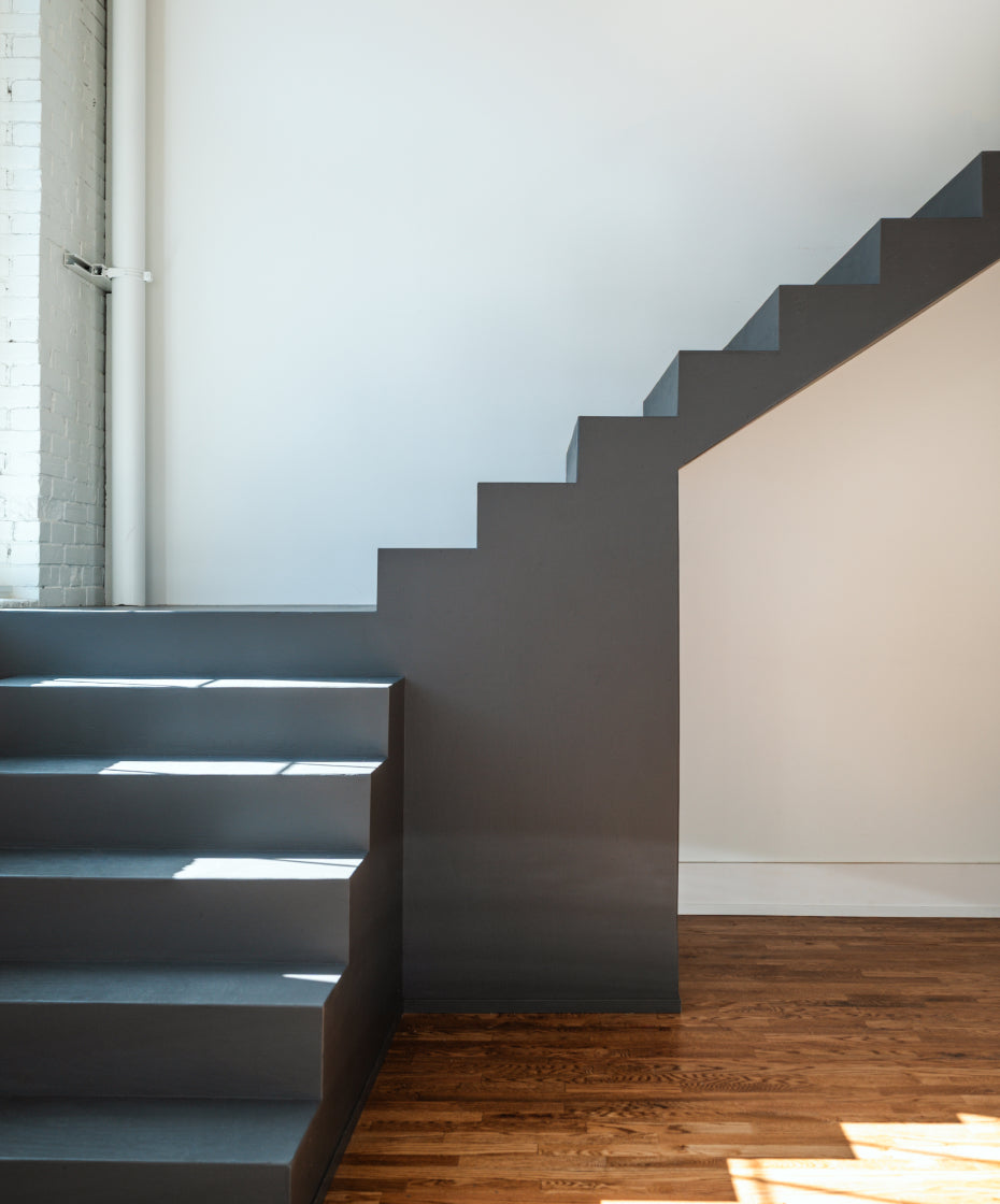 Vue de l’escalier contemporain dans la galerie d’art Turbine 240 à Magog