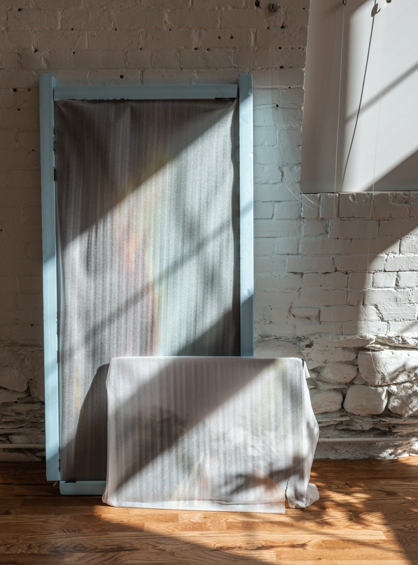 Tableau emballé prêt pour installation dans la galerie d’art contemporaine Turbine 240 à Magog